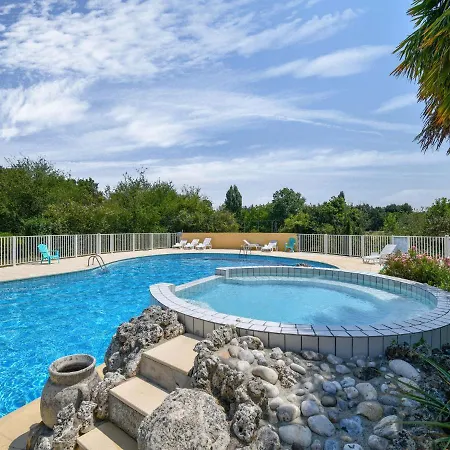 Leisurely Holiday Home In Saint-Savinien With Jacuzzi