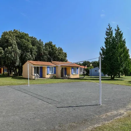 Leisurely Holiday Home In Saint-Savinien With Jacuzzi Casa de Férias