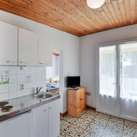 Leisurely Holiday Home In Saint-Savinien With Jacuzzi *
