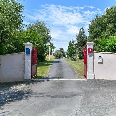 Leisurely Holiday Home In Saint-Savinien With Jacuzzi