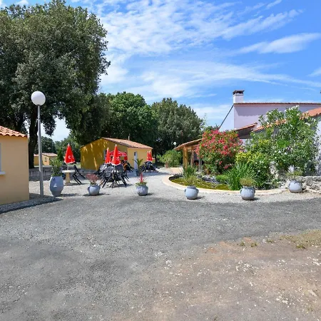Leisurely Holiday Home In Saint-Savinien With Jacuzzi Casa de Férias Saint-Savinien