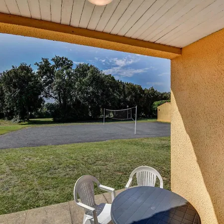 Leisurely Holiday Home In Saint-Savinien With Jacuzzi Casa de Férias *