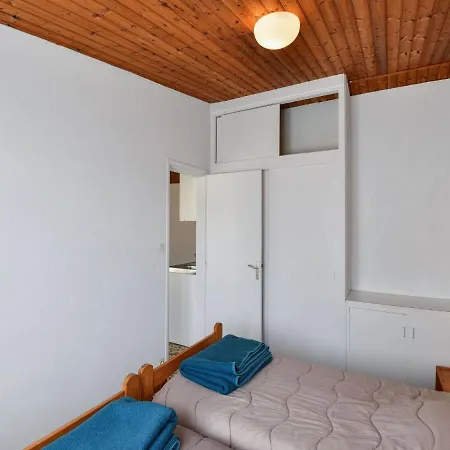 Leisurely Holiday Home In Saint-Savinien With Jacuzzi Casa de Férias