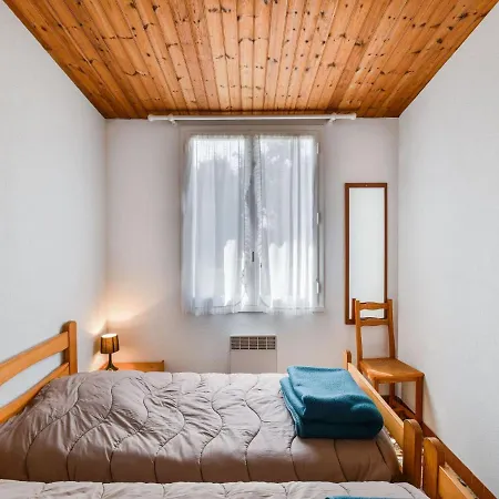 Casa de Férias Leisurely Holiday Home In Saint-Savinien With Jacuzzi